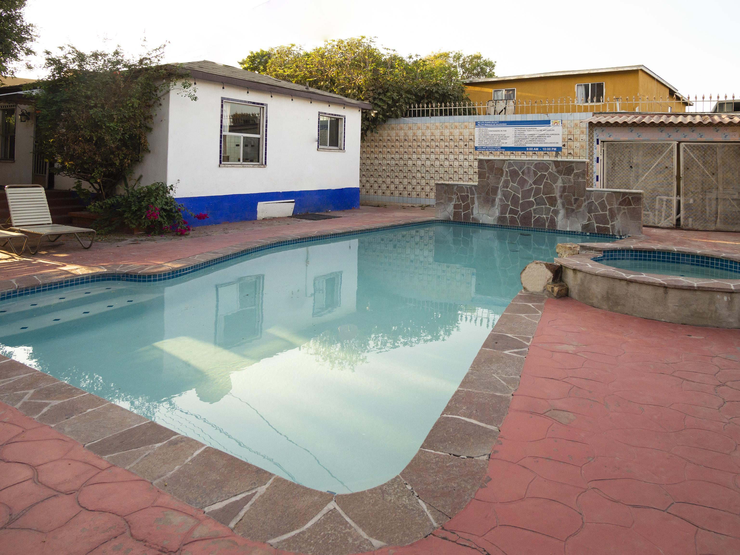 Oyo Hotel Hacienda Don Luis, ロサリト エクステリア 写真 A swimming pool in a private backyard