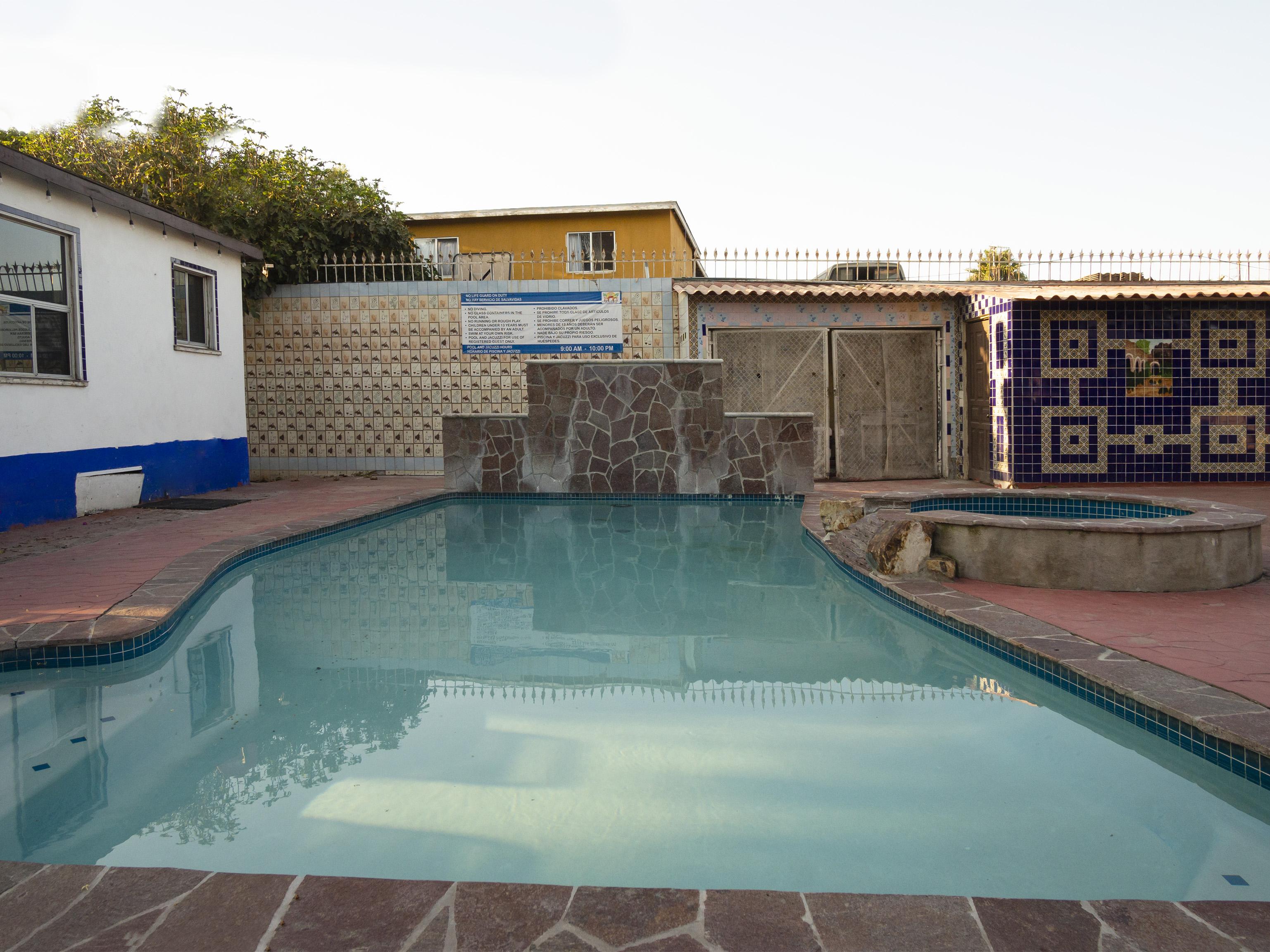 Oyo Hotel Hacienda Don Luis, ロサリト エクステリア 写真 A swimming pool in a house in Soweto, South Africa