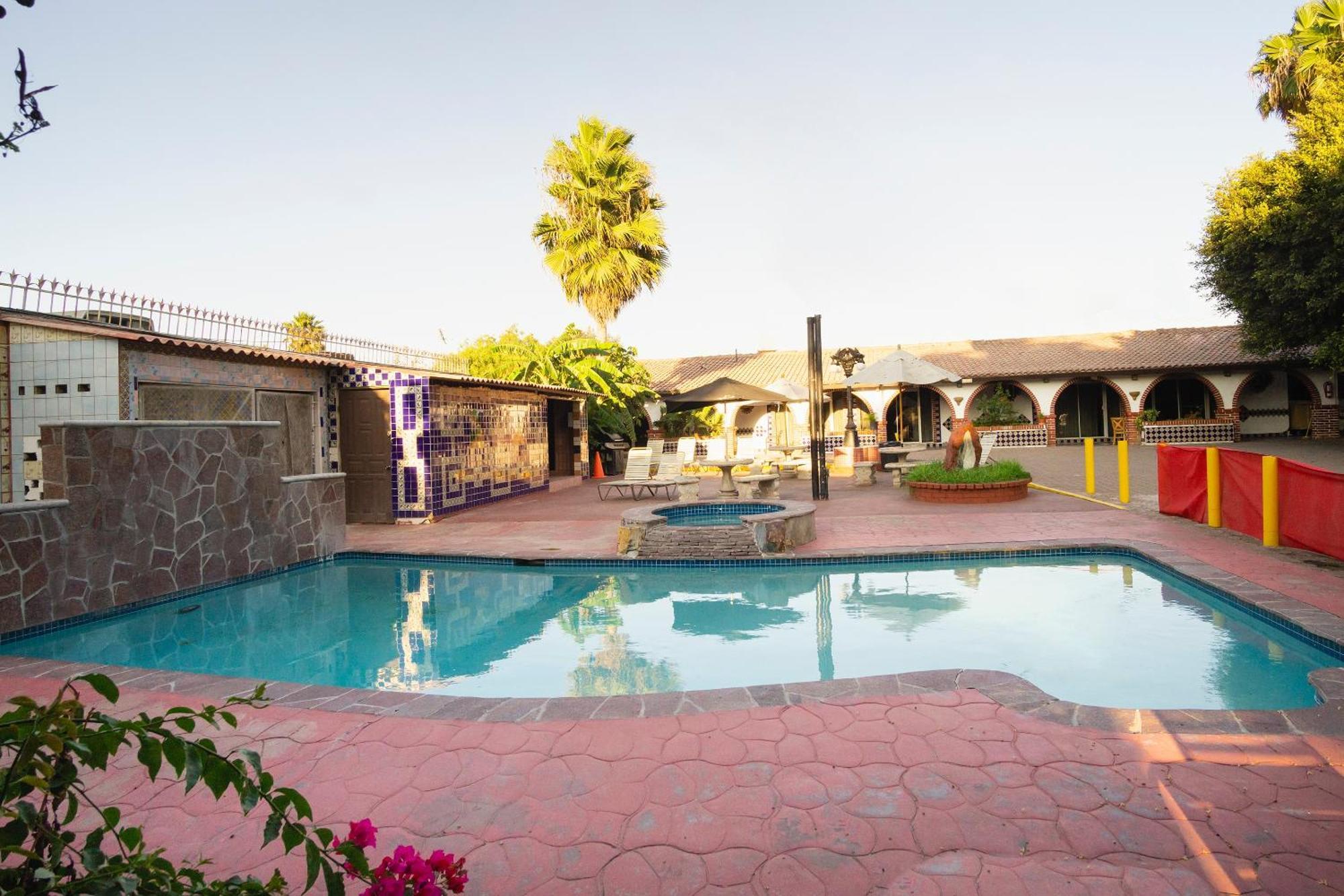 Oyo Hotel Hacienda Don Luis, ロサリト エクステリア 写真 The pool at the Oasis of Miniatures