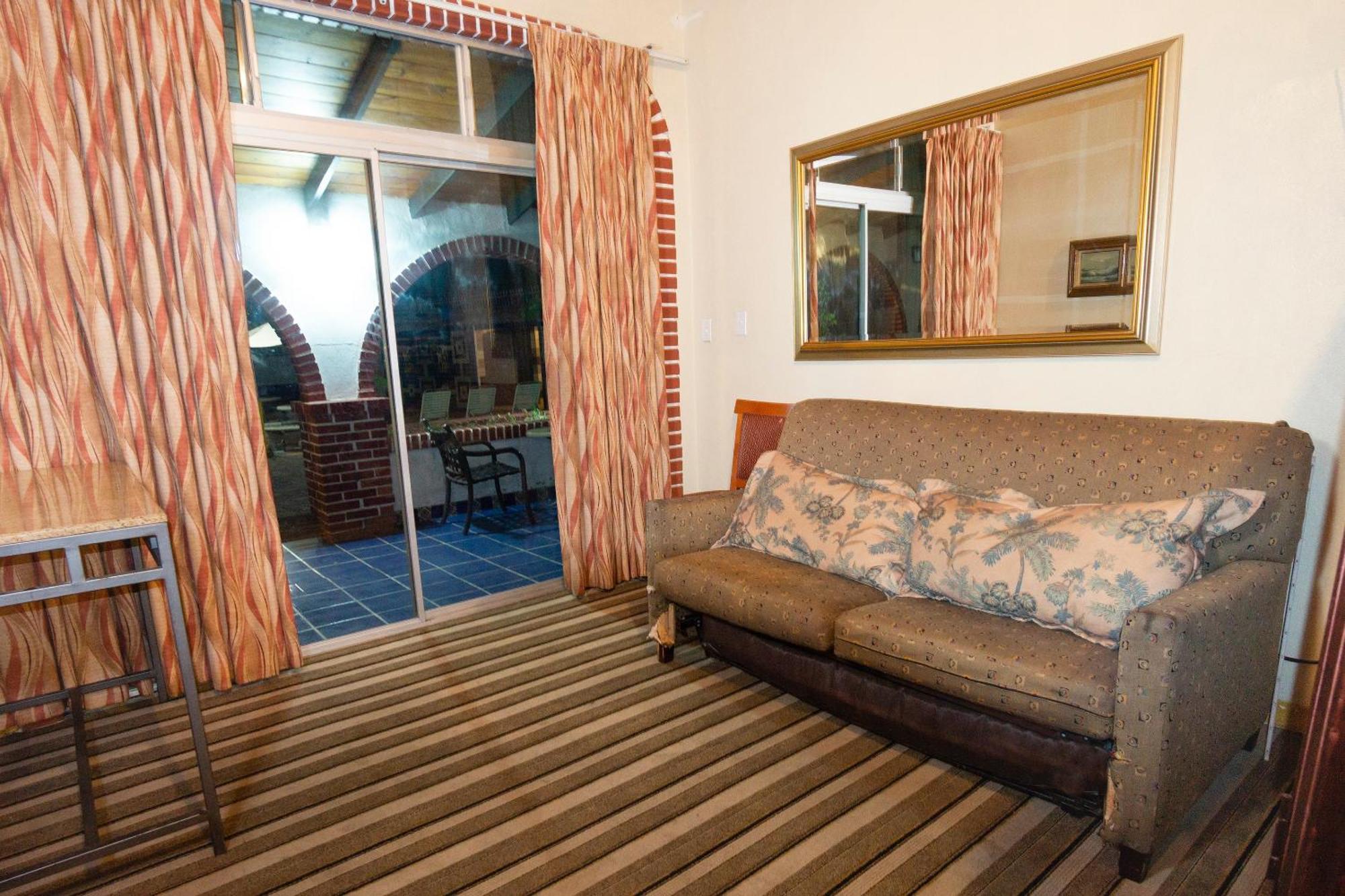 Oyo Hotel Hacienda Don Luis, ロサリト エクステリア 写真 A room at the hotel